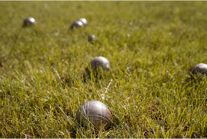 KRUZZEL Boule Set mit 6 gravierten Kugeln & Zubehör - Petanque Spiel mit Holzkugel, Massband & Trage
