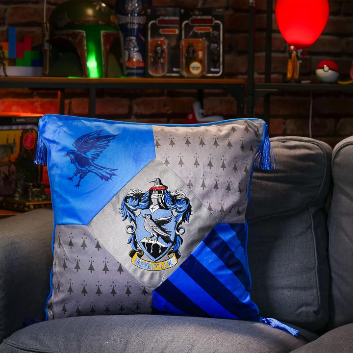 Elbenwald Harry Potter Kissen mit Quasten im Ravenclaw Design mit gesticktem Wappenpatch in den Haus