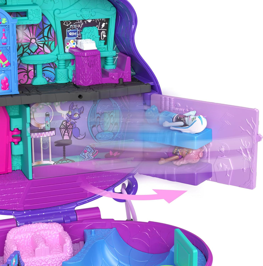 Polly Pocket Monster High Spielset mit 3 kleinen Puppen und 10 Zubehörteilen, Schulwelt im Inneren,