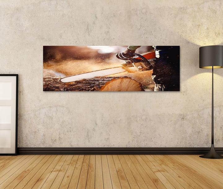 islandburner Bild auf Leinwand Kettensäge. Kettensäge in Bewegung schneiden Holz. Mann, der Holz mit