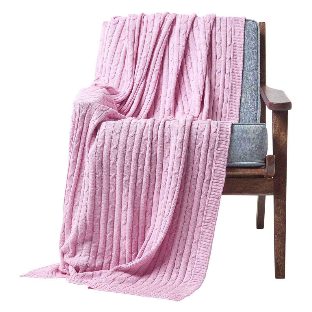 Homescapes gestrickte Tagesdecke, rosa Wohndecke 130 x 170 cm aus 100% Baumwolle mit Zopfmuster, ide