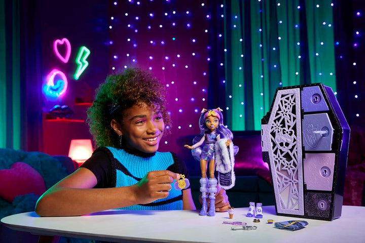 Monster High-Puppe und Outfits, Clawdeen Wolf, Skulltimate Secrets: Fearidescent-Serie, Spind mit üb