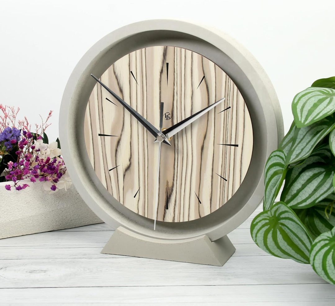 Kreative Feder Runde Tischuhr aus Beton im Industrial Design – leise Standuhr ohne Ticken in minimal