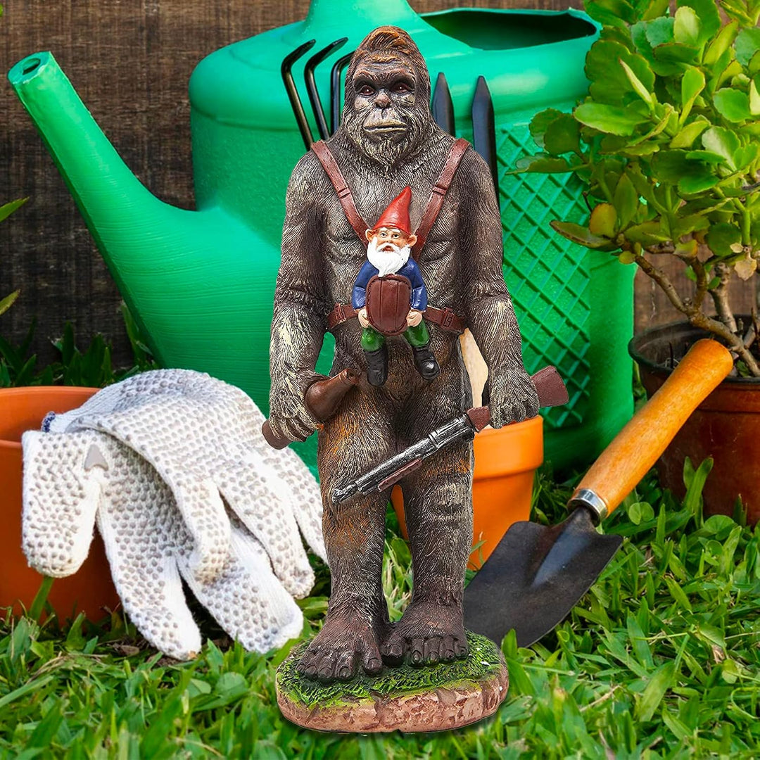 Funny Guy Mugs Gartenzwerg Statue – Bigfoot und ein Zwerg – Indoor/Outdoor Gartenzwerg Skulptur für