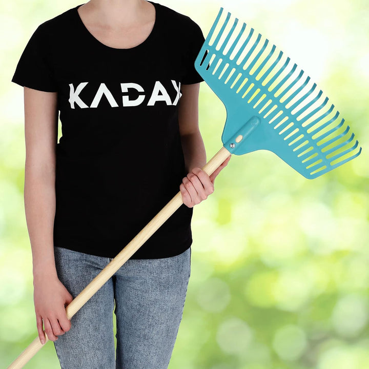 KADAX Rechen, Laubrechen aus Kunststoff für Damen, Harke mit langem Stiel aus Holz, Laubfächer für G