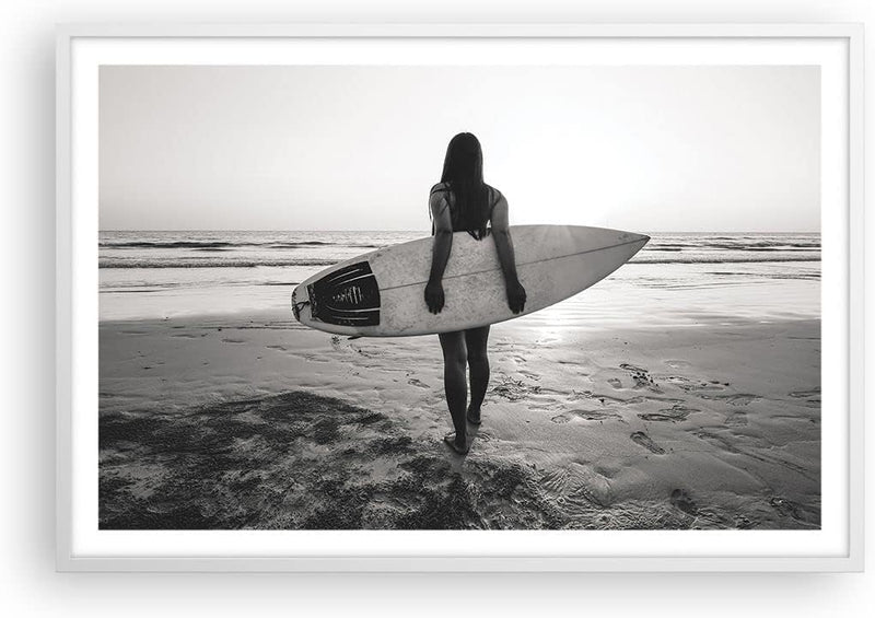 ARTTOR Poster Weissrahmen Frau Strand Surfen Deko 91x61cm Wandposter Art Prints Wandbilder Dekoratio