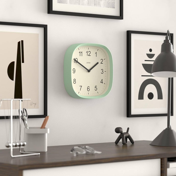 JONES CLOCKS Quadratische Retro-Wanduhr aus hochwertigem Acryl, 'Sprite' in Mintgrün, 25 x 25 x 5 cm