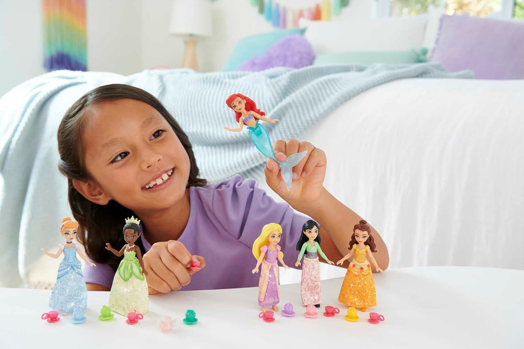 Disney Princess-Spielzeuge, 6 bewegliche kleine Puppen mit Glitzerkleidung und 13 Zubehörteilen für