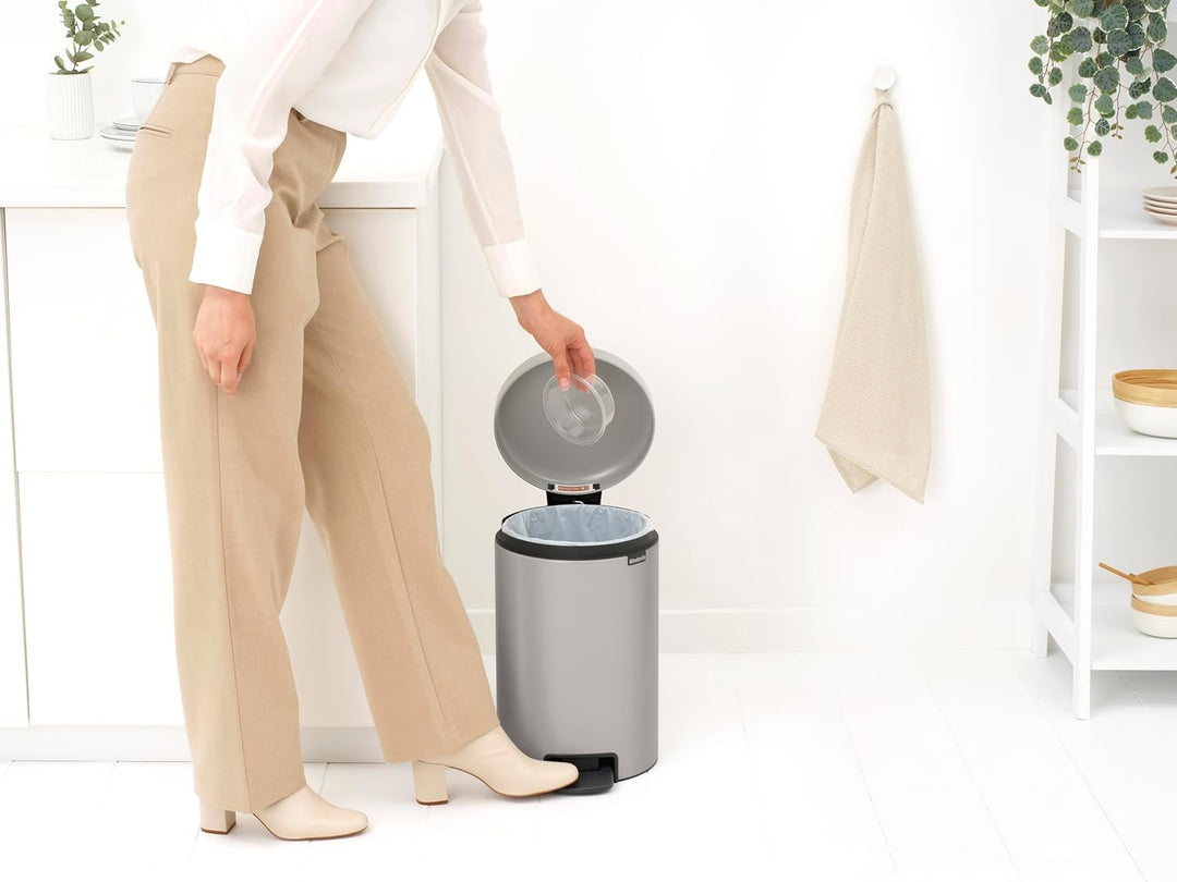 Brabantia NewIcon Tretmülleimer, 12L – Soft Grey | Mülleimer mit Soft-Close-Deckel &amp; Leichtgängigem