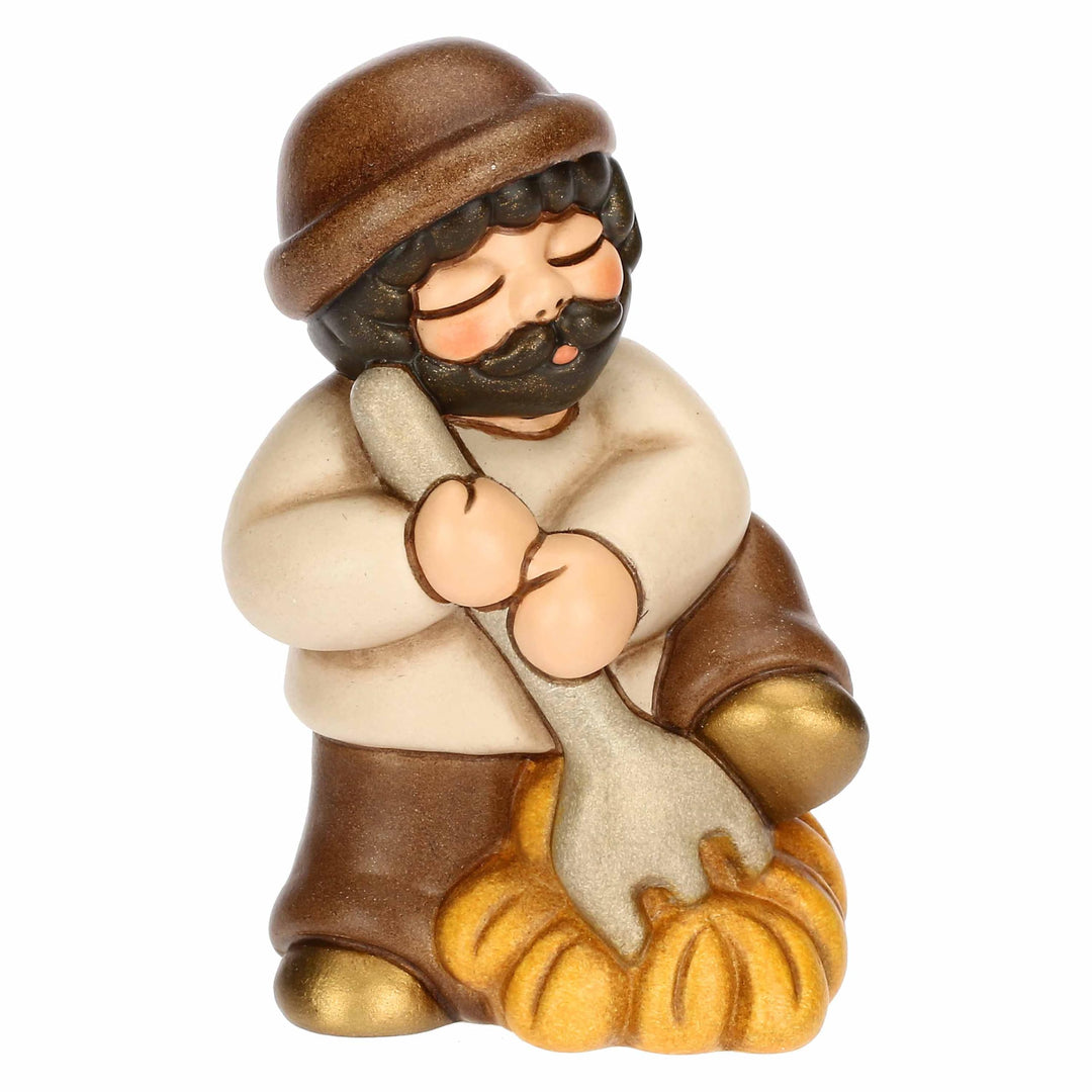 THUN, Mann mit Gabel und Heu aus hochwertiger Keramik, Kollektion Klassische Krippe, Weihnachtskripp
