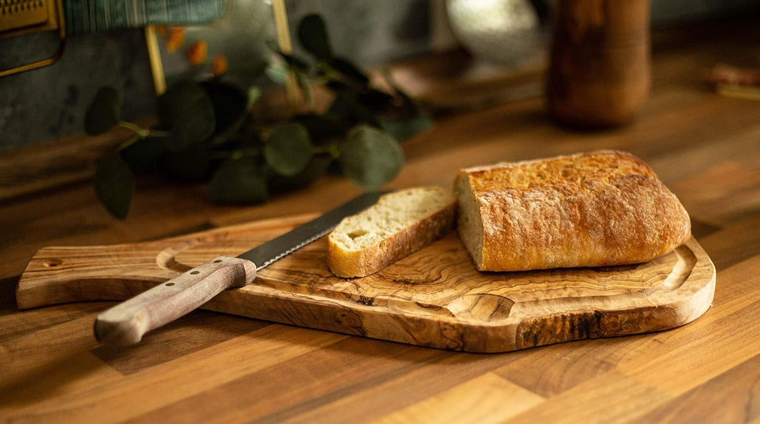Benera Oliveholz Schneidbrett Küchenbrett 45cm mit Griff und Saftrille auch zum Servieren und Anrich
