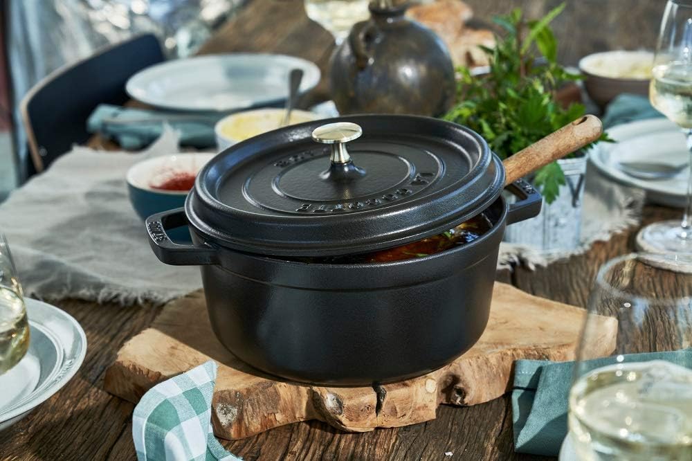 STAUB Gusseisen Bräter/Cocotte, Rund 24 cm, 3,8 L, Aromaregen Funktion, Für alle Herdarten geeignet,