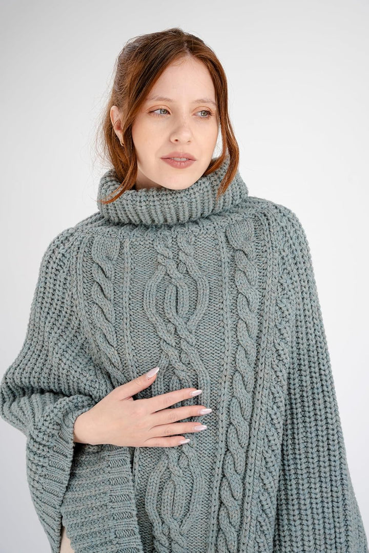 SAOL Damen Strickjacke aus 100% Merinowolle Zopfmuster Irische Aran Poncho Einheitsgrösse Skylight,