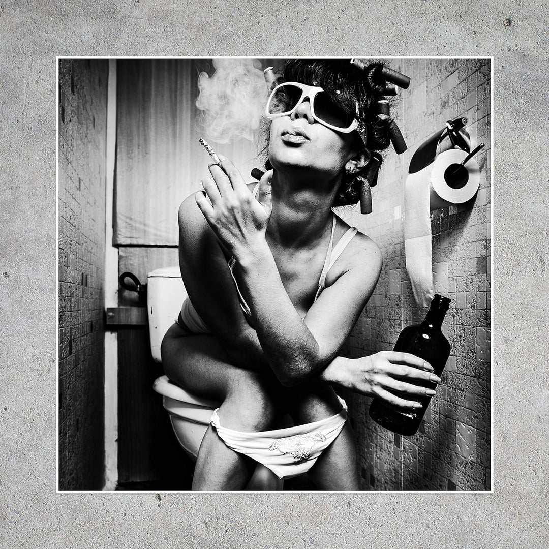 wandmotiv24 Poster als Wanddeko, Grösse 50x50cm, Frau im Bad, Sonnenbrille, Fotografie, Schwarz Weis