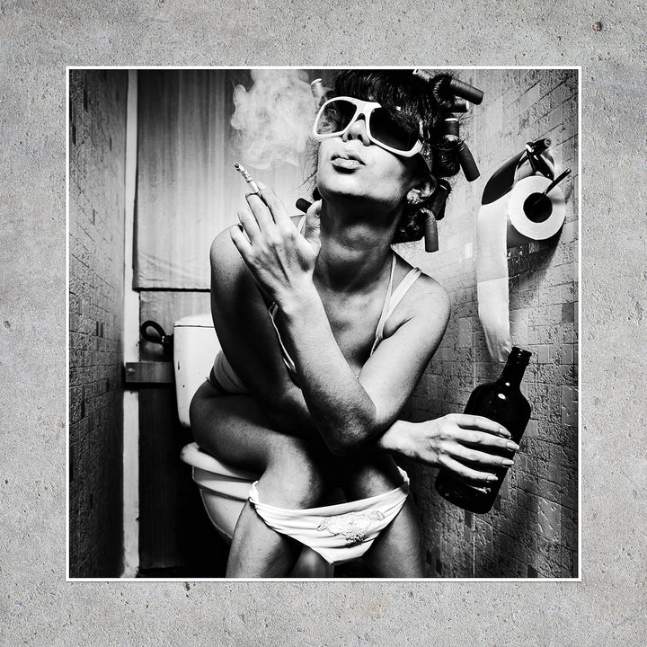 wandmotiv24 Poster als Wanddeko, Grösse 50x50cm, Frau im Bad, Sonnenbrille, Fotografie, Schwarz Weis