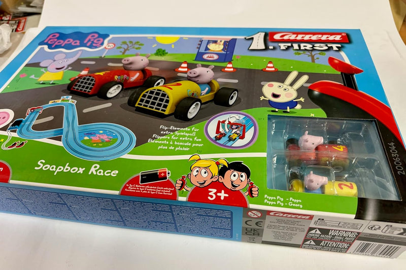 Carrera FIRST Peppa Pig Soapbox Race Rennstrecken-Set I elektrische Rennbahnen und Slotcars im Masss