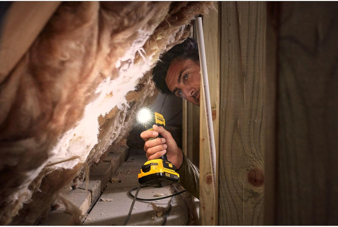 Stanley FatMax Akku-Arbeitslampe SFMCL020B (kompakt, robust und leicht, mit vertikal schwenkbarem Ko