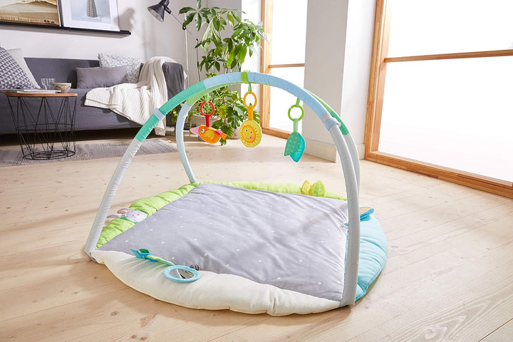HABA 304778 - Spieltrainer Kuschelnest, mit weicher Spieldecke, höhenverstellbaren Spielbögen mit 3