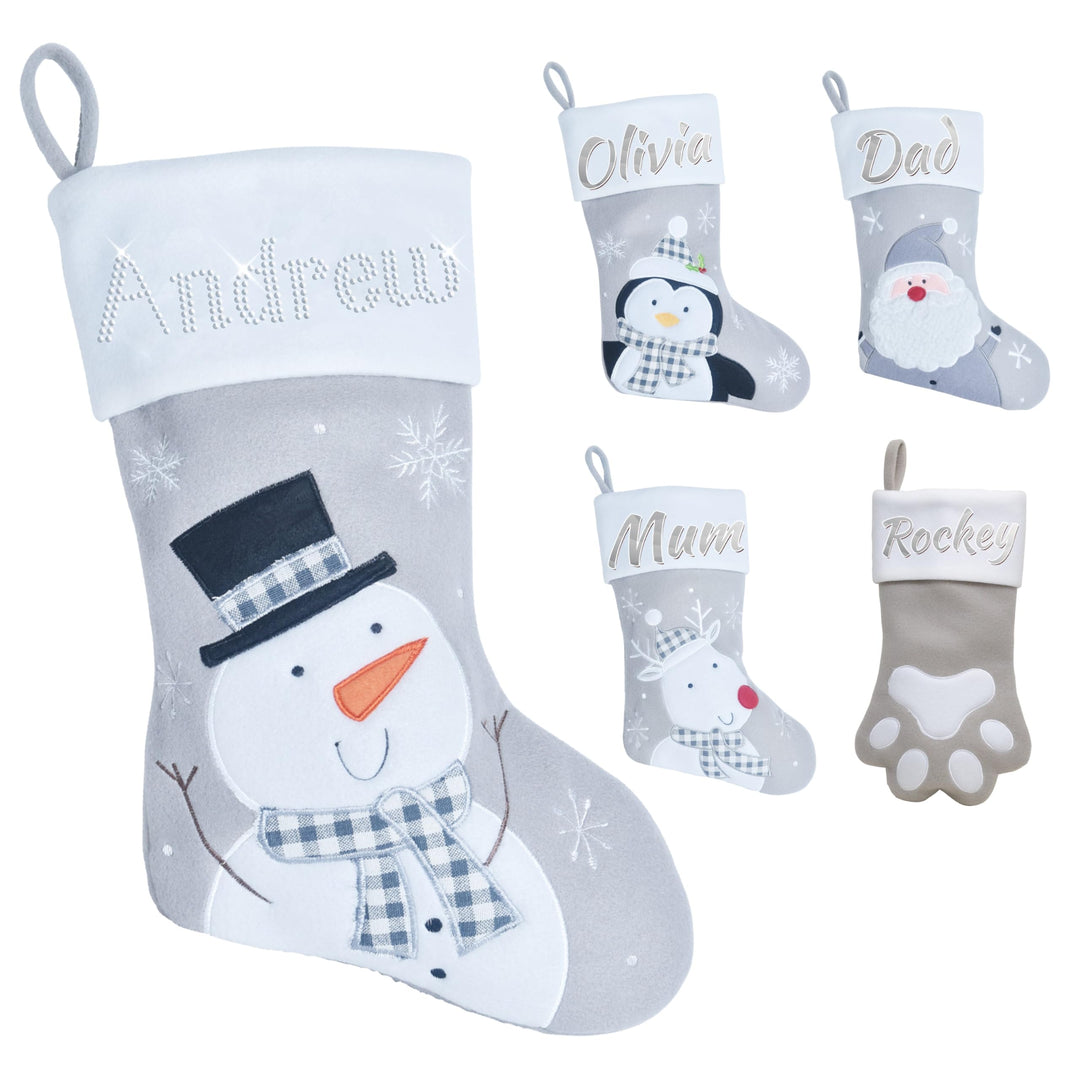 Varsany Premium Weihnachtsstrumpf mit grauem Schneemann-Design, personalisierbarer Name in Strass, W