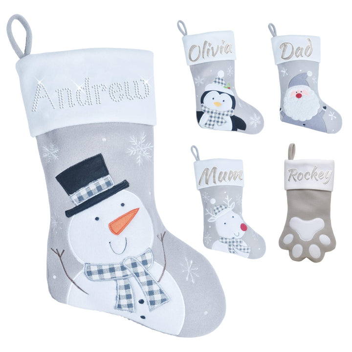 Varsany Premium Weihnachtsstrumpf mit grauem Schneemann-Design, personalisierbarer Name in Strass, W