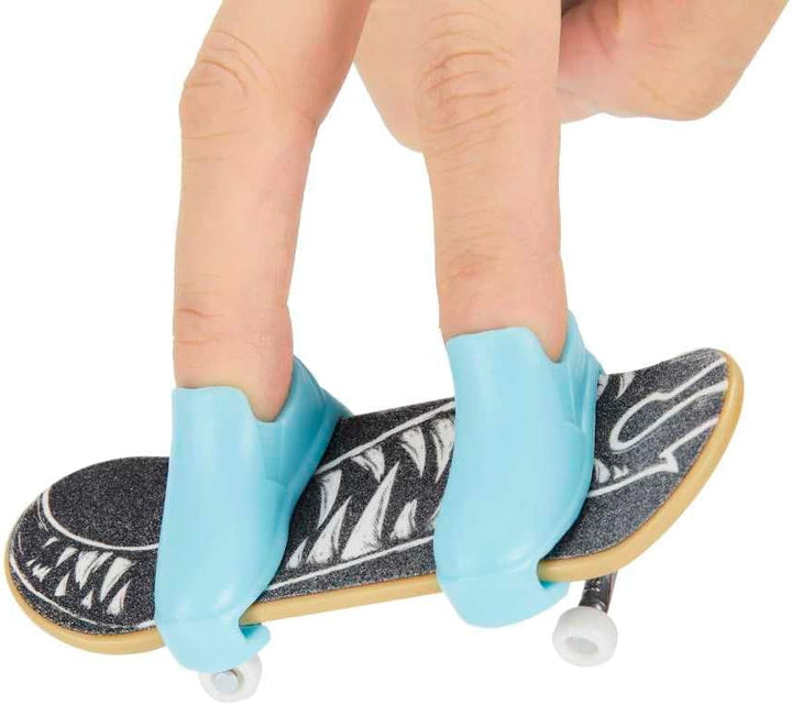 Hot Wheels Mattel Mini Monopatin, inkl. Schuhe, Verschiedene Modelle, Mehrfarbig (HGT57)