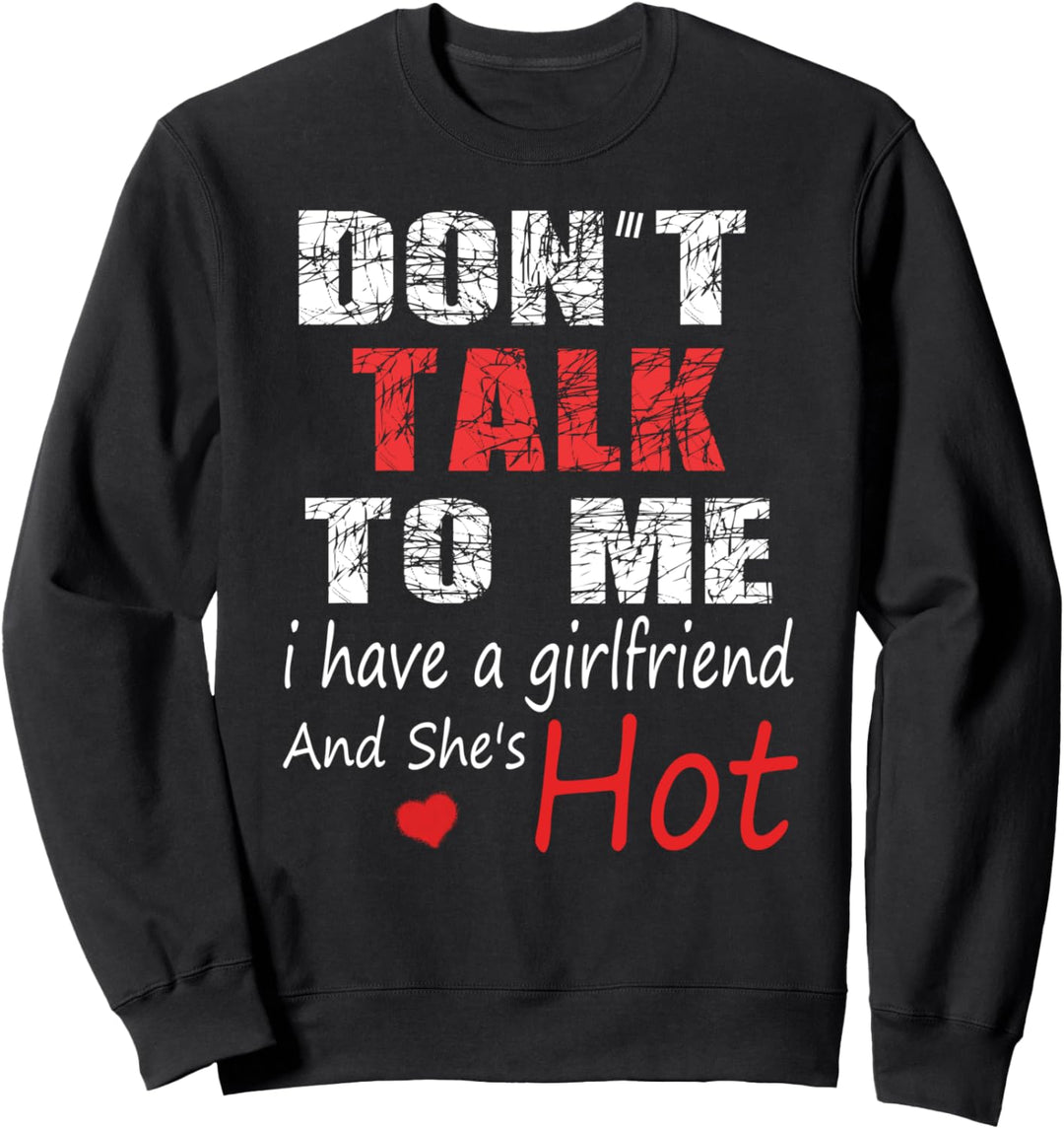 Lustiges Paar mit Aufschrift "Don't Talk To Me I Have A Girlfriend She's Hot" Sweatshirt
