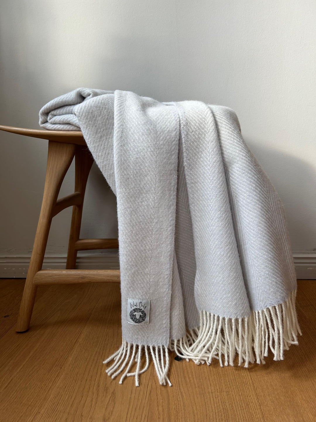 JOWOLLINA Wolldecke Plaid mit Fransen 100% Merinowolle (Herringbone Eisgrau, 130x180 cm) 130x180 cm