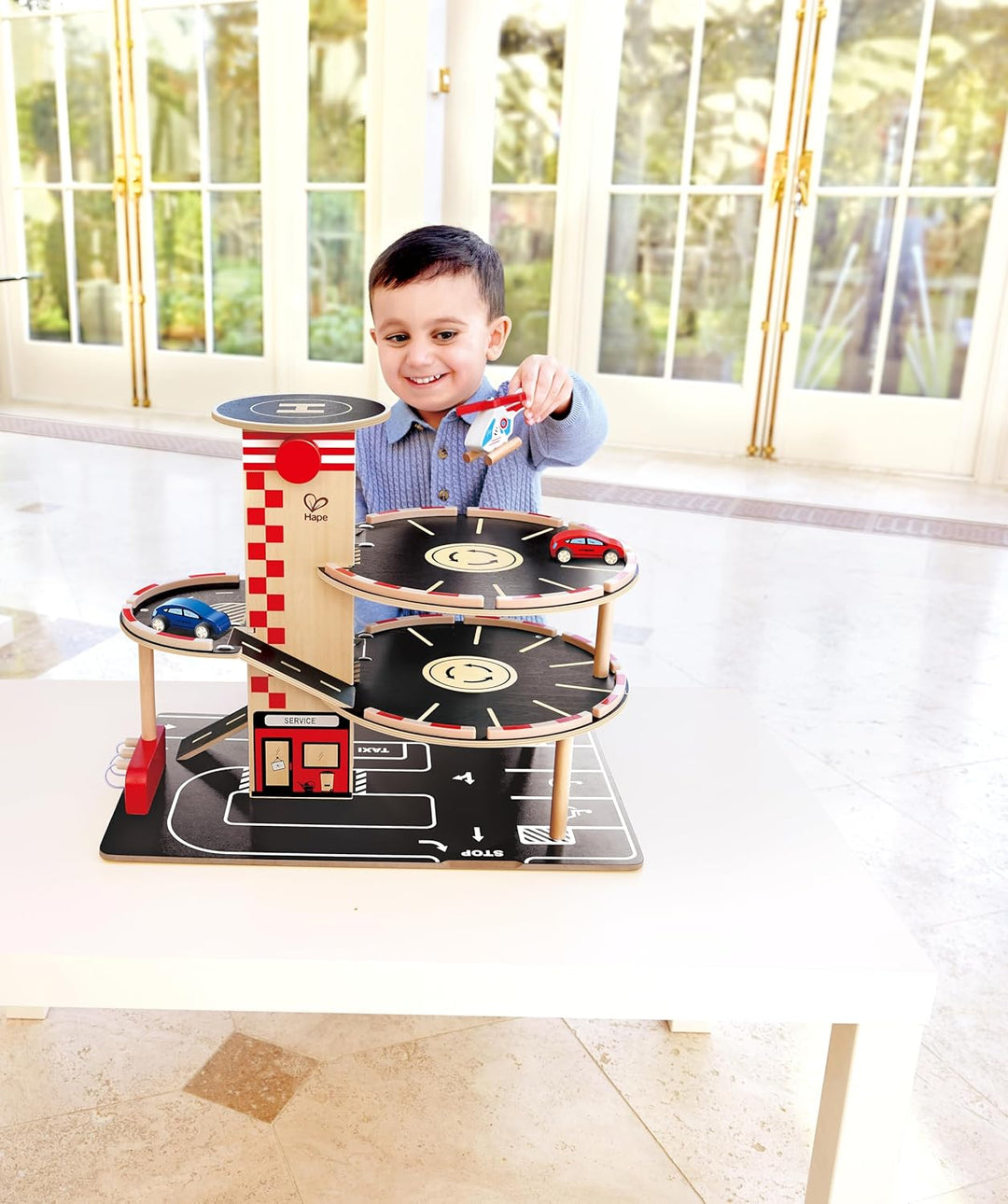 Parkhaus Spielset aus Holz von Hape | Autogarage auf drei Ebenen mit Autos und Hubschrauber