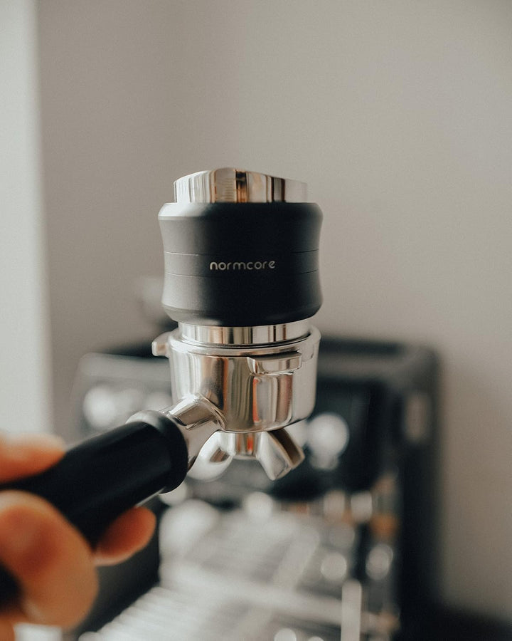 Normcore 53,3 mm Kaffee Distributor mit Tamper - 2 in 1 Kaffee Verteiler und Tamper für Siebträgerma