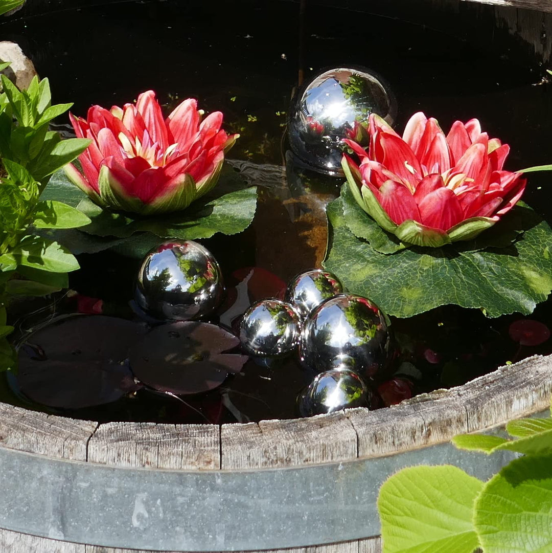 Miniteich Komplettset mit 2 künstlichen Seerosen rot Schwimmkugeln - Teichkugeln in Silber für Teich