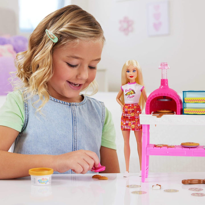 Barbie Pizza Shop Spielset | Blonde Puppe und 25 Zubehörteile inklusive Knete, Pizzabelägen und mehr