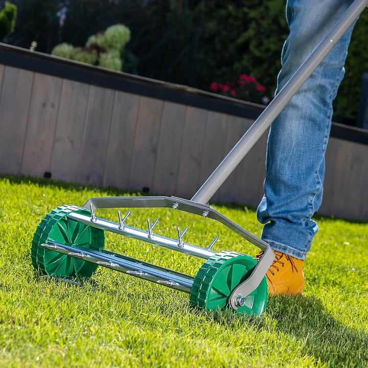 KADAX Handvertikutierer, Rasenlüfter aus robusten Stahl, Manueller Aerifizierer mit 3,3cm Nägeln, Bo