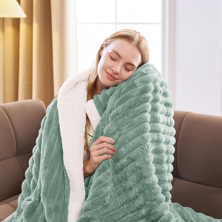 WAVVE Decke Sherpa Kuscheldecke Flauschig Grün - Extra Warme Dicke Weiche Grobe Kordecke Sofaüberwur