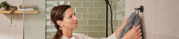 tesa MOON BLACK Bademantelhaken, matt schwarz - für Bäder im Industrial Style und moderne Badezimmer