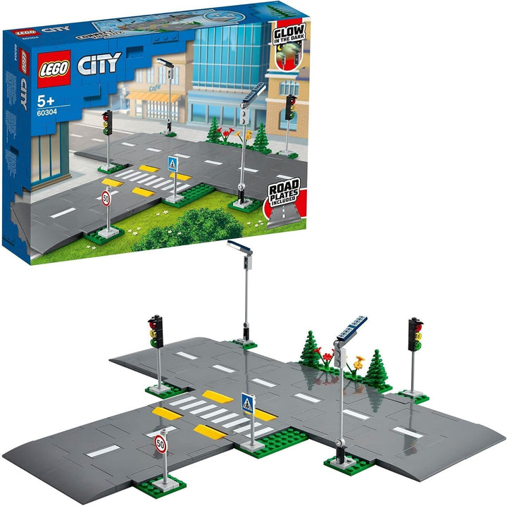LEGO 60304 City Strassenkreuzung mit Ampeln, Bauset mit im Dunkeln leuchtenden Steinen & 60205 City