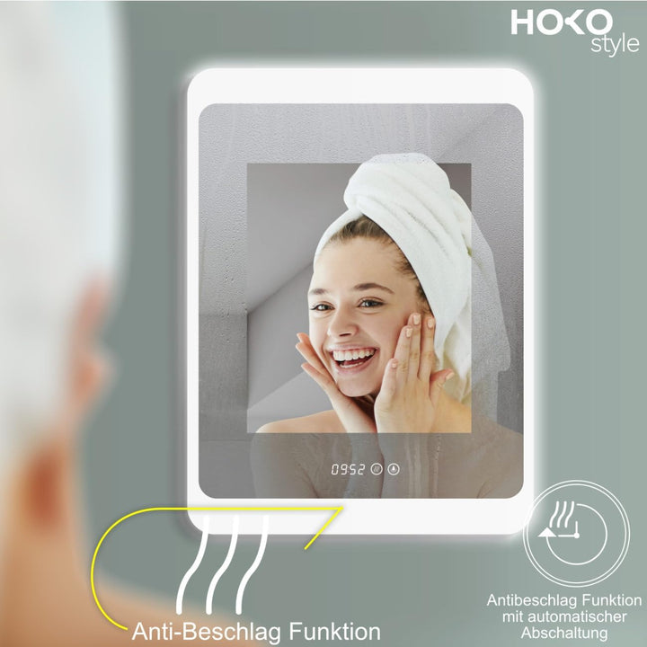 HOKO® LED Badspiegel 50x70 cm KÖLN mit Beschlagfrei und Digitaluhr. Design Wandspiegel fürs Bad. Die