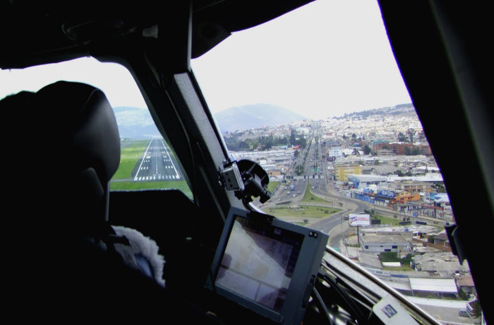 PilotsEYE.tv | QUITO | Cockpitmitflug MD-11F | Lufthansa Cargo | "Lady's trip to the closed strip" |