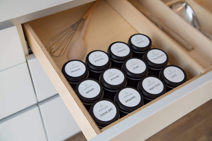 12er Pack Gewürzdosen schwarz stapelbar mit extra Aromadeckel inkl. 6 Etiketten + 2 Streueinsätze |