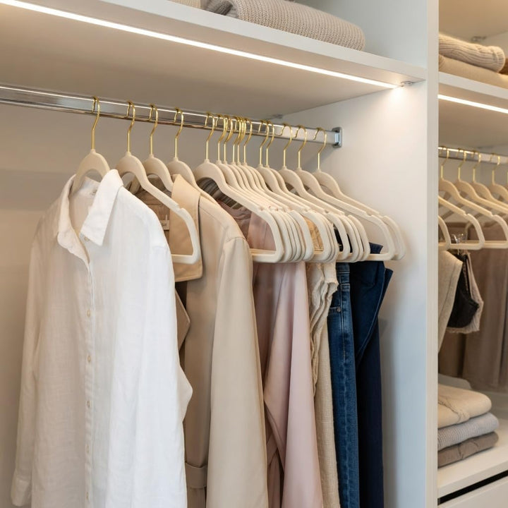 25 Stück hochwertige Samt Kleiderbügel in der Farbe Creme Champange mit Gold Look Haken/Anti-Rutsch/