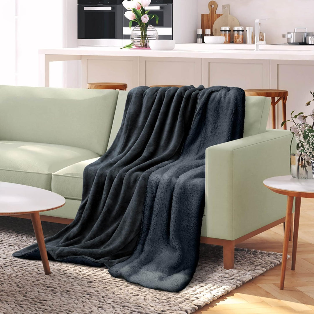 Beautissu Sherpa Sofadecke Alina, 220x240 cm XXL Kuscheldecke flauschig Anthrazit/Anthrazit – Dicke