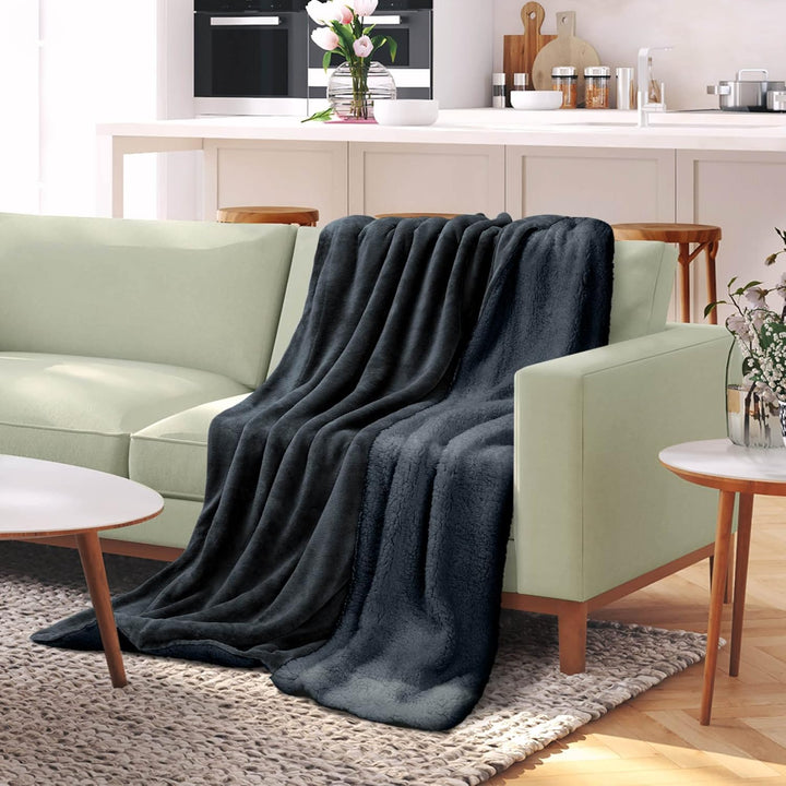 Beautissu Sherpa Sofadecke Alina, 220x240 cm XXL Kuscheldecke flauschig Anthrazit/Anthrazit – Dicke