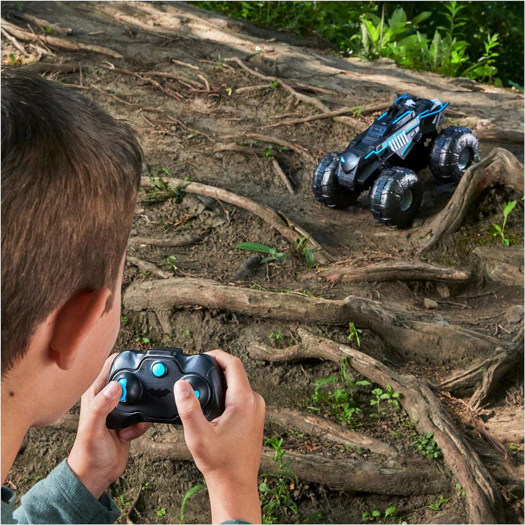 DC Batman All-Terrain Batmobile, ferngesteuertes Amphibienfahrzeug für Land und Wasser mit Platz für