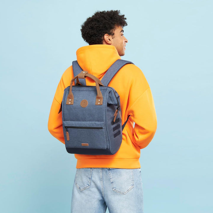 Cabaïa - Adventurer Rucksack Paris Medium 18L - Wasserabweisend - Laptopfach bis zu 13 Zoll - 2 Vord