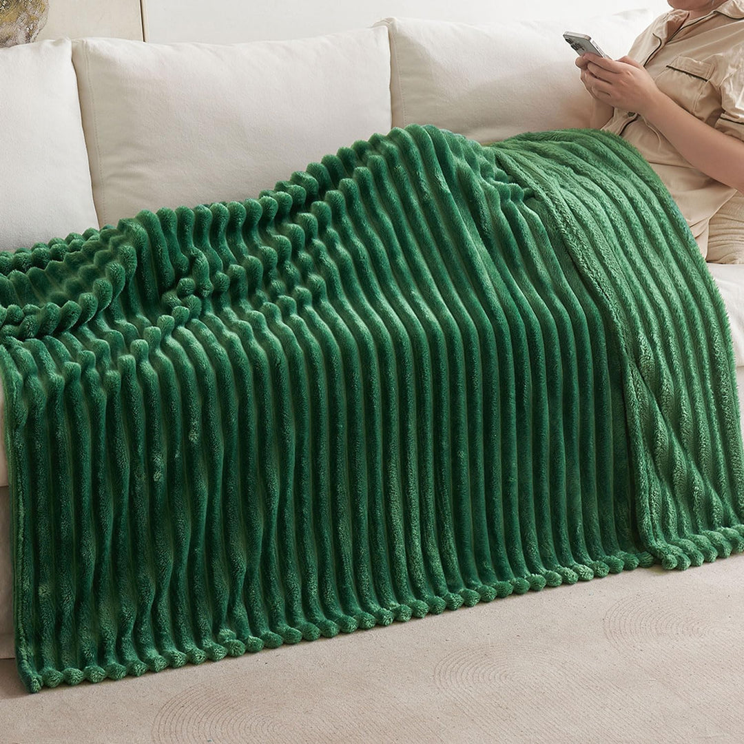 MIULEE Kuscheldecke Fleecedecke Dunkelgrün Mikrofaser Decke 1er 150x200cm | Flauschig Weich Wärmend