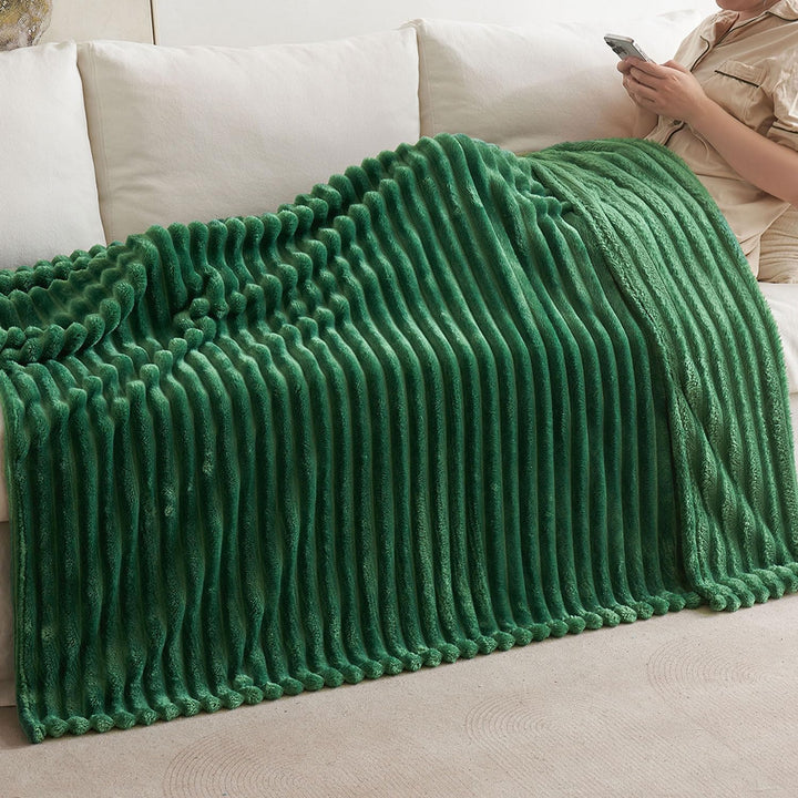 MIULEE Kuscheldecke Fleecedecke Dunkelgrün Mikrofaser Decke 1er 150x200cm | Flauschig Weich Wärmend