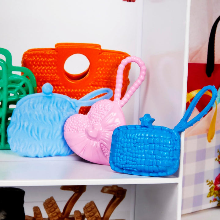 Barbie GBK12 - Traum Kleiderschrank mit Puppe und Puppenzubehör, Spielzeug ab 3 Jahren, Mehrfarbig S