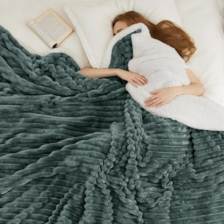 BEDSURE Sherpa Decke Dunkelgrün - Warme Dicke Kuscheldecke Flauschig, Sofadecke Couchdecke Winterdec