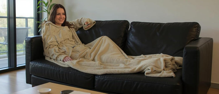 Brandsseller Flauschige TV-Decke mit Ärmeln 150x180 cm in Cashmere Feeling - Fusssack und 2 Taschen
