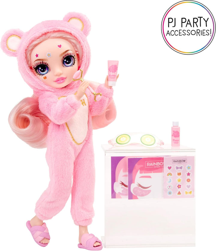 Rainbow High Junior High PJ Party - Bella (Pink) - 22 cm Puppe mit weichem Einteiler, Hausschuhen un