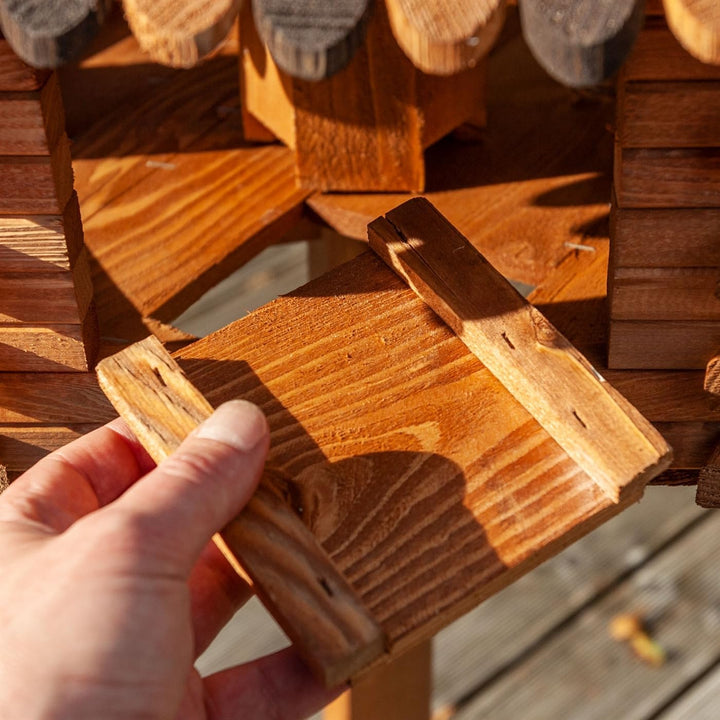VOSS.garden Grosses Vogelhaus Herbstlaub, Imprägniertes Holz, 50cm Durchmesser Futterplatte, Mit Sit